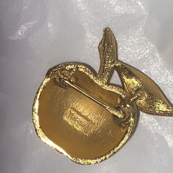 Crown Trifari Vintage Signed Brushed Gold Tone Apple Pin Brooch - Picture 10 of 10